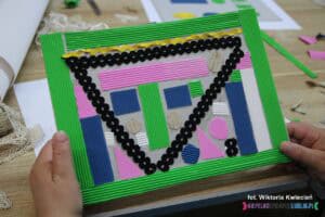 Matryca do kolografii przedstawiająca geometryczną abstrakcję wykonaną z tektury falistej i tekstylnych tasiemek