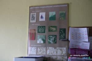 W antyramie z nagłówkiem „Pracownia poligraficzno-komputerowa” wyeksponowano kartki okolicznościowe wykonane trzema technikami: drukiem laserowym, drukiem wypukłym oraz drukiem ekologicznym