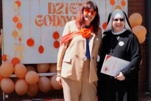 Pamiątkowa fotografia na tle napisu Dzień Godności