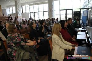 Uczestnicy wydarzenia siedzący na widowni