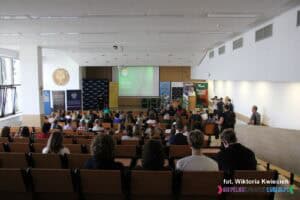 Widok z widowni na salę konferencyjną