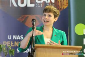 Agnieszka Kondracki podczas prelekcji pt. “Z życia w świecie pomiędzy”