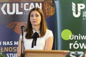mgr Monika Sobolewska-Jaksim podczas prezentacji projektu pt. "Dostępny UMCS 2.0"