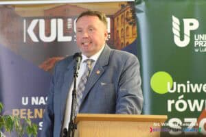 dr inż. Michał Charlak podczas prezentacji projektu pt. "Otwarci dla każdego, dostępni dla wszystkich-Politechnika Lubelska uczelnia bez barier"