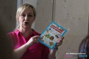 Dr Aleksandra Borowicz prezentuje okładkę książki „Szkolny słownik języka migowego, Tom I” autorstwa Bogdana Szczepankowskiego i Marka Rony