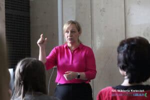 Dr Aleksandra Borowicz pokazuje na palcach znak litery „C” w języku migowym