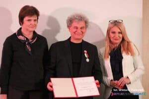 Od lewej stoją: Joanna Olszewska, Michał Stanowski oraz Anna Augustyniak. Mężczyzna trzyma w rękach akt nadania Medalu Prezydenta Miasta Lublin "Zasłużony dla Miasta Lublin"