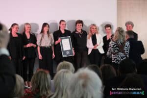 Pamiątkowe zdjęcie po otrzymaniu Medalu Prezydenta Miasta Lublin dla Organizatorów Międzynarodowego Nieprzetartego Szlaku. Pracownicy Fundacji w towarzystwie pań Anny Augustyniak i Joanny Olszewskiej.