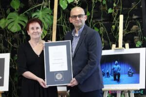 Pani Monika Jasińska i Pan Mariusz Kuszpa wspólnie trzymają Medal Prezydenta Miasta Lublin przyznany "Teatrowi w Obiektywie"