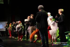 Po spektaklu "Ptasi Zakątek" aktorzy Teatru Ołowiany Żołnierzyk otrzymali na scenie tort z okazji 25-lecia zespołu