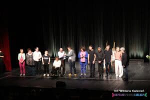 Na scenie stoją aktorzy Teatru Pod Różą