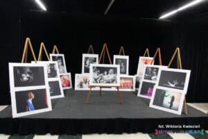 Kawiarenka w Operze Lubelskiej. Na podeście wyeksponowano fotografie Międzynarodowego Konkursu Fotograficznego „Teatr w Obiektywie” wykonane podczas 34. SANS "Opowieści"