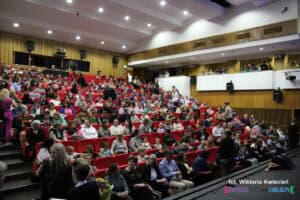 Pełna widownia w sali widowiskowej Opery Lubelskiej