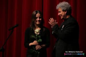 Na scenie wokalistka Nikola Wojciechowska w towarzystwie Michała Stanowskiego