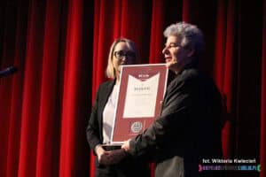 Medal Wojewody Lubelskiego Krzysztofa Komorskiego przyznany Fundacji Nieprzetartego Szlaku odebrał Michał Stanowski. Na zdjęciu w towarzystwie Marzeny Rząsowskiej (Lubelski Urząd Wojewódzki)