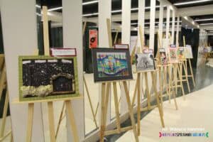 Foyer Opery Lubelskiej. Wystawa nagrodzonych i wyróżnionych prac Ogólnopolskiego Konkursu Plastycznego „Rodzina” na sztalugach