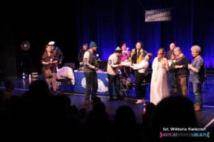 Aktorzy i instruktorzy Teatru Euforion otrzymali tort z okazji 30-lecia działalności