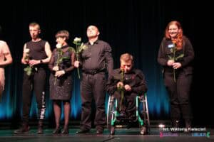 Aktorzy Teatru Invictus z instruktorką Justyną Zembrzycką