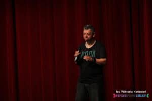 Sebastian Paca podczas występu muzycznego na scenie