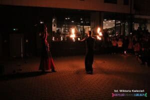 Widowisko Ognia i Światła Jo Art Show przed budynkiem Hotelu Arche