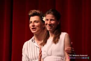 Na scenie Karolina Stanisławczyk w towarzystwie Karoliny Czajki