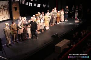 Aktorzy Teatru Uśmiech w stylowych strojach