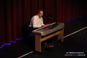 Występ Mateusza Dudka przy instrumencie klawiszowym