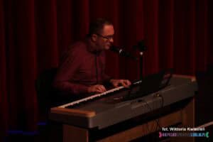 Przy instrumencie klawiszowym śpiewa Rafał Ugarenko