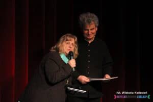 Na scenie z mikrofonem Prezes honorowa LFOON - SW Alicja Jankiewicz w towarzystwie Michała Stanowskiego