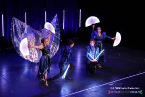 Finałowy pokaz iluzji, kuglarstwa i światła LedShow w wykonaniu 5-osobowej grupy Jo Art Show