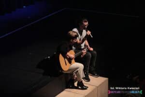 Występ muzyczny Kajetana Rachwała z akompaniującą na gitarze Karoliną Czajką