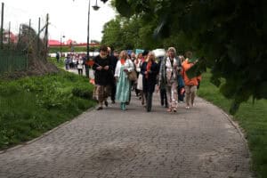 Korowód, na czele którego idzie Anna Augustyniak