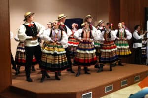 Tancerze Zespołu Pieśni i Tańca „Lublin” im. Wandy Kaniorowej w barwnych strojach ludowych podczas występu