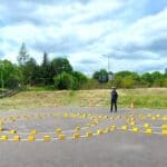 Uczestnik z SOSW nr 1 w Lublinie jedzie rowerem po torze sprawnościowym