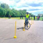 Uczestnik z SOSW w Tomaszowie Lubelskim jedzie rowerem po torze sprawnościowym