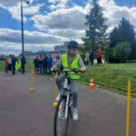 Uczestnik z SOSW w Karczmiskach jedzie rowerem po torze sprawnościowym