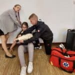 Uczestnicy z SOSW nr 1 w Lublinie wykonują ćwiczenia z pierwszej pomocy przedmedycznej