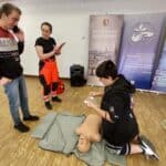 Uczestnicy z SOSW nr 1 w Tomaszowie Lubelskim wykonują ćwiczenia z pierwszej pomocy przedmedycznej