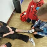 Uczestnicy z SOSW nr 1 w Dęblinie wykonują ćwiczenia z pierwszej pomocy przedmedycznej