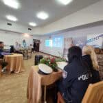 Uczestnicy z SOSW nr 1 dla Dzieci i Młodzieży Niepełnosprawnych w Lublinie udzielają odpowiedzi dotyczących znaków drogowych