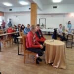 Uczestnicy z SOSW w Łukowie udzielają odpowiedzi dotyczących znaków drogowych