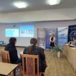 Uczestnicy z SOSW w Firleju udzielają odpowiedzi dotyczących znaków drogowych