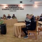 Uczestnicy z SOSW w Krasnymstawie udzielają odpowiedzi dotyczących znaków drogowych