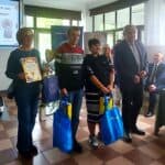 Drużyna z SOSW nr 1 w Tomaszowie Lubelskim odbiera puchar i nagrody za zdobycie 1 miejsca