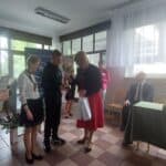 Drużyna z SOSW nr 1 w Lublinie odbiera puchar i nagrody za zdobycie 2 miejsca