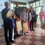 Drużyna z SOSW w Karczmiskach odbiera puchar i nagrody za zdobycie 4 miejsca