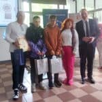 Drużyna z SOSW nr 1 dla Dzieci i Młodzieży Niepełnosprawnych w Lublinie odbiera nagrody za zdobycie 6 miejsca