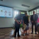 Uczestniczka z SOSW nr 1 w Tomaszowie Lubelskim odbiera nagrody i puchar dla najlepszego zawodnika XVII edycji Wojewódzkiego Turnieju Wiedzy BRD