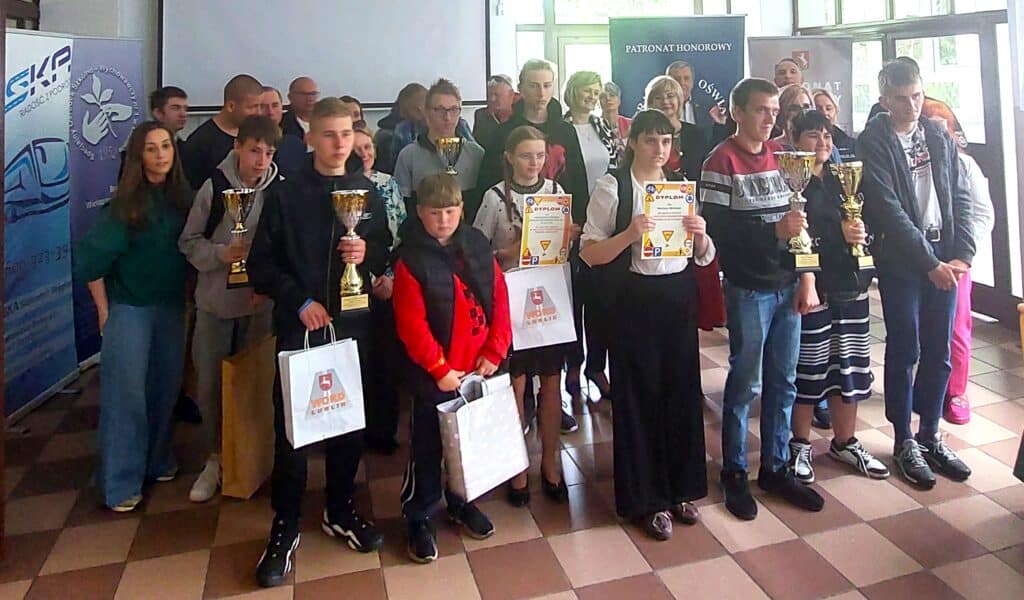 Uczestnicy XVII edycji Wojewódzkiego Turnieju Wiedzy BRD oraz XVIII edycji konkursu plastycznego; „ Jestem bezpieczny na drodze” na wspólnej fotografii