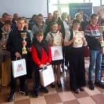 Uczestnicy XVII edycji Wojewódzkiego Turnieju Wiedzy BRD oraz XVIII edycji konkursu plastycznego; „ Jestem bezpieczny na drodze” na wspólnej fotografii